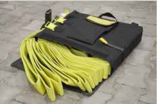 Am Einsatzort angekommen kann das Schlauchpaket einfach entnommen werden, indem die Tasche unten geöffnet wird. Dann fallen die restlichen Schlauchlängen heraus oder werden einfach ausgeschoben.