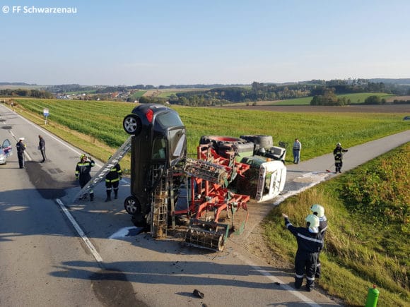 Unfallfoto Pkw steht senkrecht auf Stoßstange
