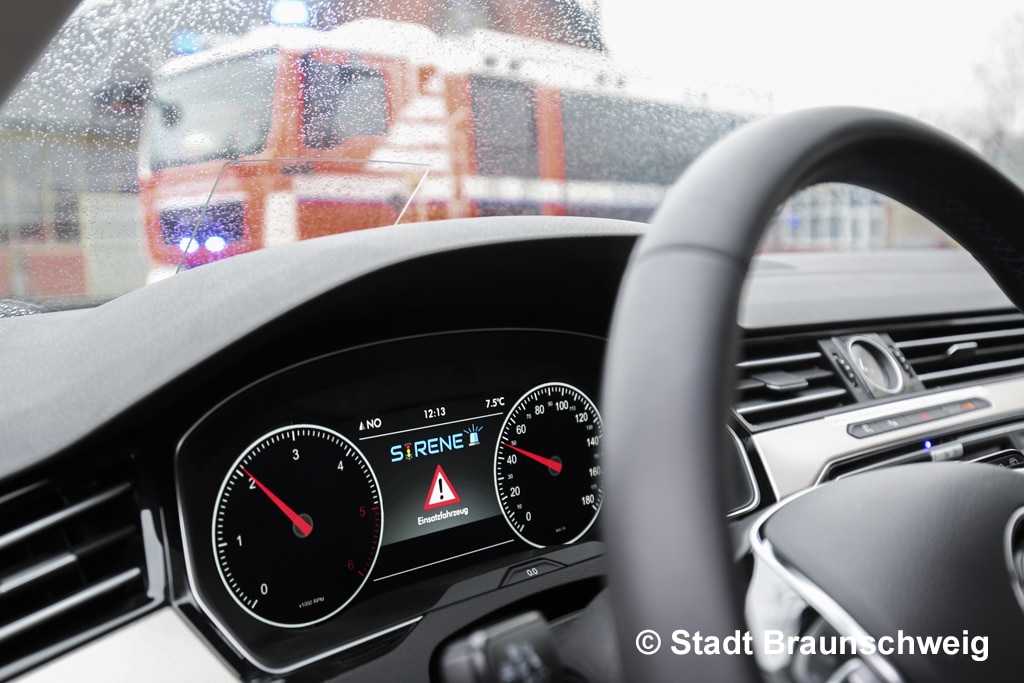 Die BF Braunschweig führt die Car2Car-Technologie "digitales Blaulicht" als erste Feuerwehr in Deutschland ein. Mit ihrer Hilfe sollen sich Einsatzfahrten verkürzen und sicherer werden. Foto: Stadt Braunschweig / M. Heyse