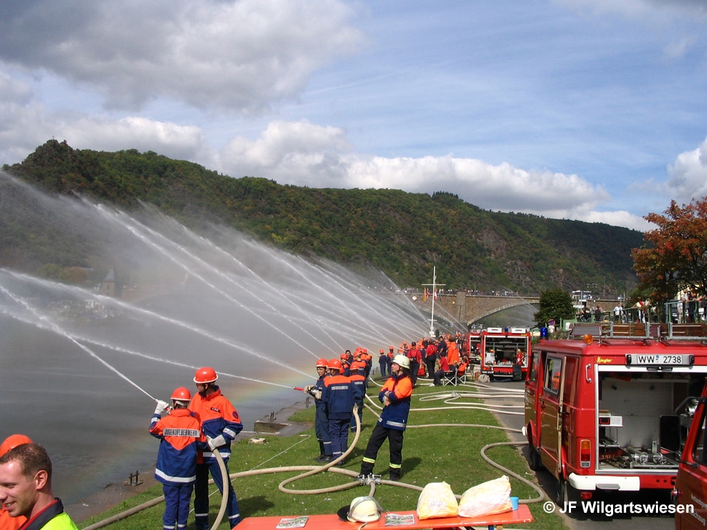 Guinness-Buch der Rekorde: Jugendfeuerwehr aus Rheinland-Pfalz errichtete 2007 entlang der Mosel die längste Wasserwand der Welt.