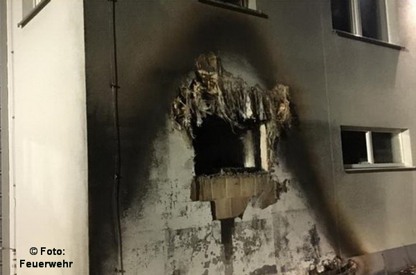 Dld, Witten: brandstichting in vuilcontainer bij brandweerkazerne, vuur slaat over| ?@feuerwehrmag? .