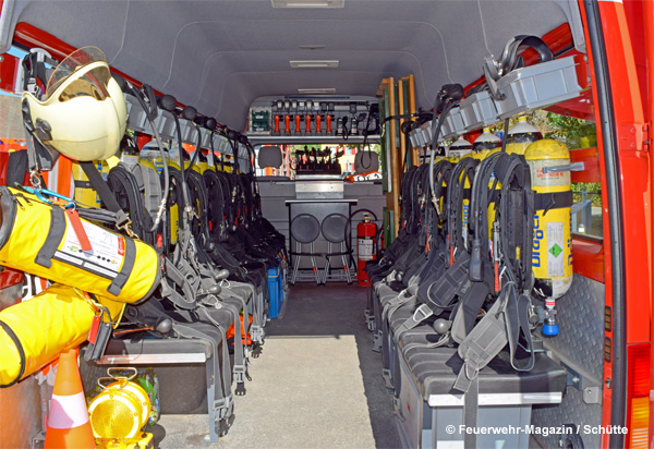 Schweizer Feuerwehr: Atemschutzfahrzeug bzw. Atemschutzbus mit bis zu 15 Sitzplätzen, von denen sich 13 mit PA ausstatten können